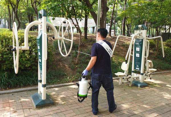 공원에서 방역활동을 하고 있는 송포동 주민자치위원.