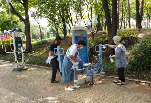 송포동 주민자치위원들이 방역활동을 꼼꼼하게 하고 있다.
