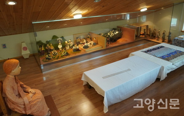 다락갤러리에 상설 전시되고 있는 위안부 미니어처. 닥종이 작가와 활동가들이 함께 만든 작품들이다.   