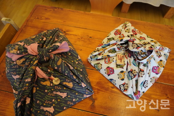 보따리를 풀면 무엇이 나올까? 평화 도서를 좀 더 꼼꼼하게, 그리고 흥미롭게 읽어보자는 취지에서 만든 평화책보따리. 이곳을 방문하는 이들에게 가장 인기 있는 체험 프로그램이란다.