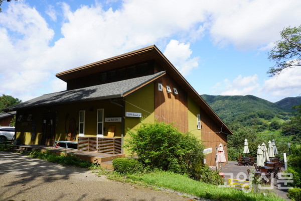 두포리마을과 파평산이 조망되는 언덕에 자리한 ‘평화를품은집’ 