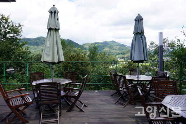 주말이면 파라솔을 펴고 자연 속 힐링공간으로 변신하는 카페 소라브레드. 멀리 건너다보이는 산은 파평산이다.