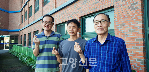 (사진 왼쪽부터) 이인성 중고등부 교감, 박은철 교장, 김옥현 행정실장