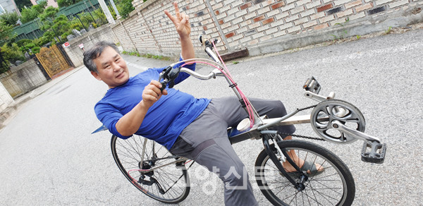 김희창 8Bike 대표가 누워서 타는 자전거(리컴번트 자전거) 시험 주행을 해보이며 