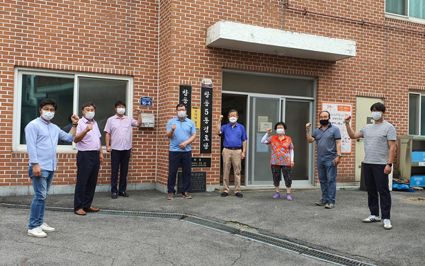 고양지역건축사회 회원들은 경로당 곳곳을 꼼꼼히 청소하고 도배하며 마무리까지 했다.