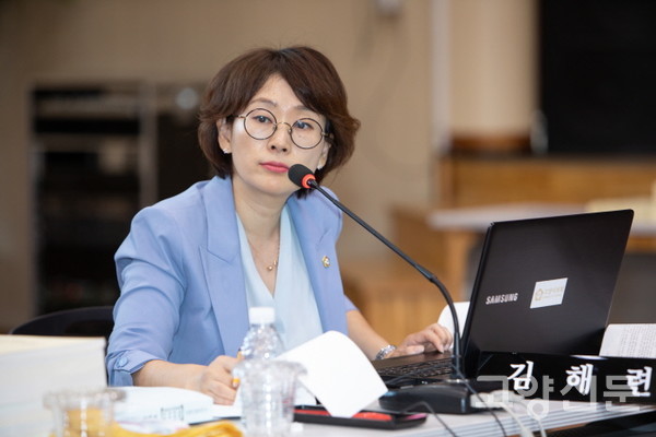 '고양시 독서문화 진흥에 관한 조례'를 발의한 김해련 고양시의원. 