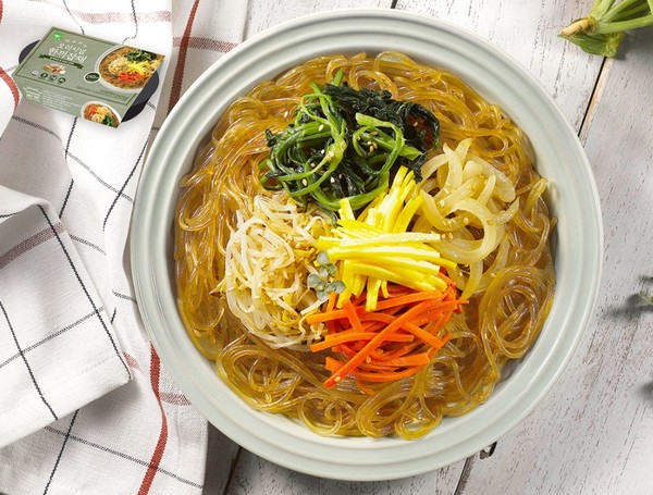 •한끼잡채 210g 2팩 :  당근 시금치 숙주 양파 등 생야채를 가장 맛있는 상태에서 냉각하여 식감이 살아있어요. 탱탱탱글한 당면에 표고버섯 엑기스를 더해 고소하고 담백합니다.