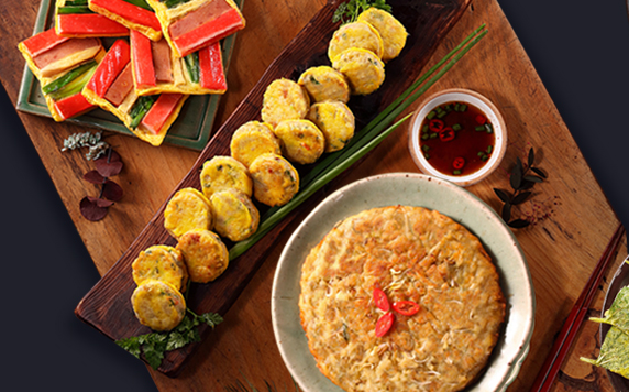 극내산 돼지고기와 녹두, 야채를 듬쁙 넣어 부친 전통궁중전은 집에서 부친 정성이 그대로 담겨 있어요