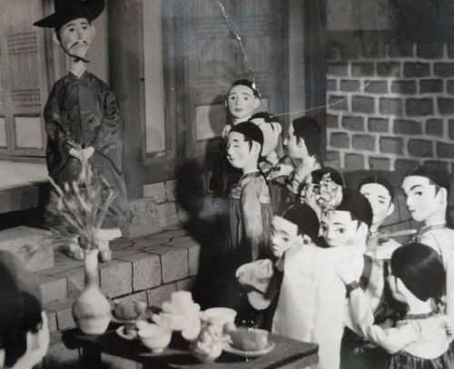 1960년대 현대인형극회가 제작한 스톱모션 애니메이션 '콩쥐팥쥐'의 한 장면. [현대인형극회 홈페이지 사진자료]