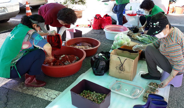  성사2동 새마을부녀회원들이 이웃과 나눌 반찬을 정성스럽게 만들고 있다.