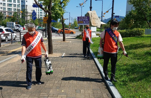 원신동 주민자치위원들이 방역활동을 펼치고 있다.