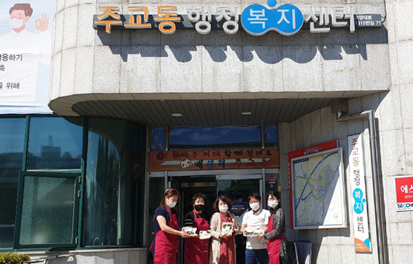 주교동 행정복지센터 앞 주교벽산사랑회와 주교동 지역사회보장협의체 관계자들