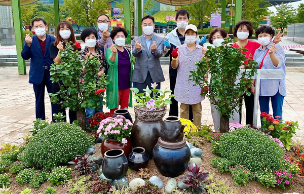 일산호수공원에 조성된 일산1동 '고향의 그림움~장곡대 정원에 머물다' 참여 정원 앞 일산1동 관계자들