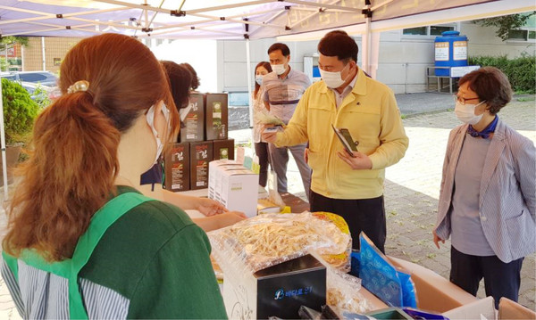 장터를 둘러보는 동 관계자