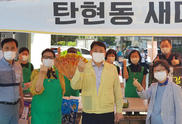 장터에 같이한 탄현동 관계자와 새마을부녀회원들.