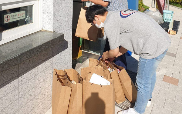 비대면 쓰레기봉투 배부와 찾아가는 복지 상담 캠페인을 펼치고 있는 화전동 지역사회보장협의체.