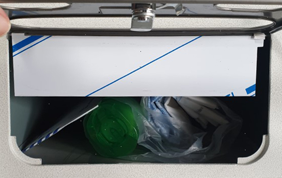 우편한메 넣어져 있는 쓰레기봉투. 비대면으로 전달했다.