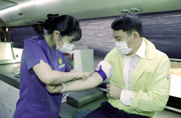 헌혈을 하고 있는 명재성 일산서구청장.  "많은 시민들의 동참을 부탁했다"