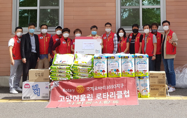 행신3동과 고양어울림로타리클럽이 추석맞이 생필품을 전달하고 있다. 