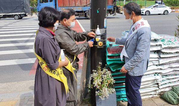 창릉동 주민자치회가 외부방문객이 많은 지역 등과 버스정류장에서 방역과 캠페인을 전개했다.