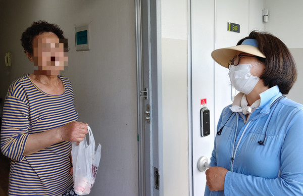 어르신들의 외로움에 도움을 주며 고독사 예방을 위해 기획된 야쿠르트 1병 매일 전달하기.