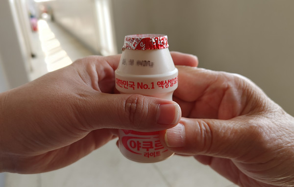 야쿠르트 후원 사업은 야쿠르트 1병을 배달하고 어르신의 안부와 건강도 확인한다.