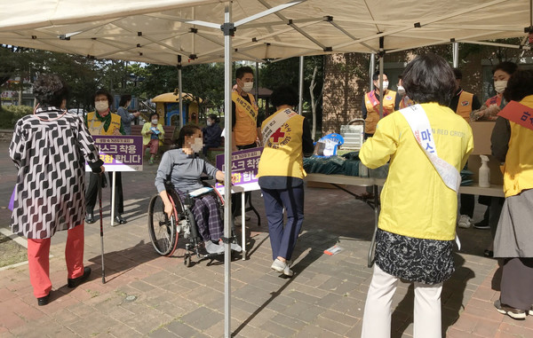 풍산동적십자봉사회가 장애인과 저소득층을 대상으로 ‘마스크 배부’와 ‘마스크 올바로 쓰기’ 캠페인을 가졌다.