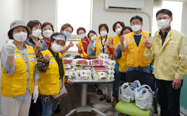 행주동 적십자봉사회가 지역의 어려운 이웃들에게 나눔을 가졌다.