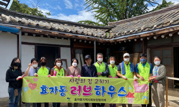 지역사회보장협의체 위원들 10여명은 도배와 장판 그리고 이불빨래 등에직접 자원봉사자로 나섰다.