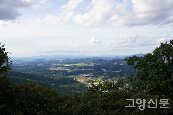 멀리 병풍처럼 가로질러 펼쳐진 산이 개성 송악산이다. 