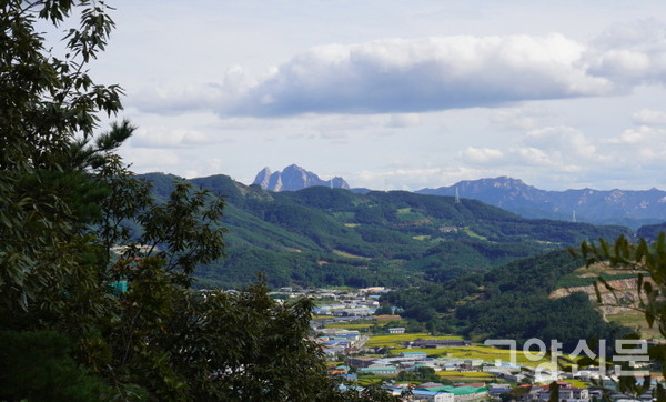 전망대에서 건너다 본 북한산의 장엄한 모습.