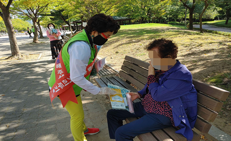 마두2동 지역사회보장협의체 위원이 캠페인과 홍보활동을 하고 있다.