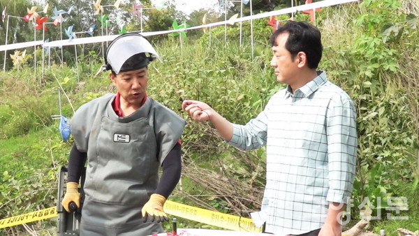 지뢰 발견 당시의 상황을 설명하고 있는 한국지뢰제거연구소 임일택 연구실장.