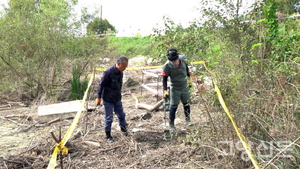 지뢰탐지장비 사용 시범을 보이고 있는 김기호 소장(왼쪽)과 임일택 실장.