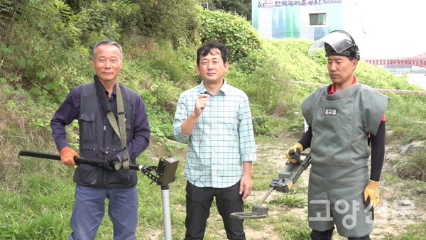 지뢰탐지장비를 설명하며 인터뷰에 응하고 있는 김기호 소장(왼쪽)과 임일택 실장.