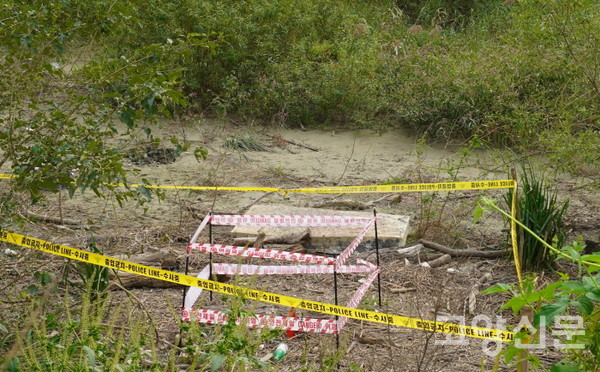 지뢰가 발견된 지점에 출입통제선이 둘러져 있다. 