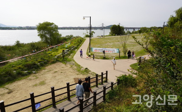 평일에도 많은 시민들이 찾는 행주산성역사공원. 사진 왼쪽 출입금지 라인 뒤쪽이 지뢰가 발견된 지점이다. 