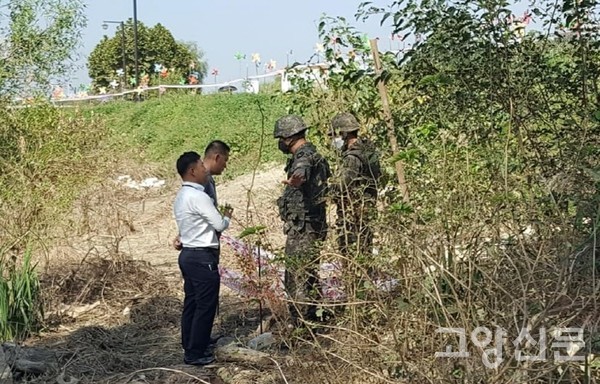 군 관계자들이 지뢰발견 지점을 살펴보고 있다.