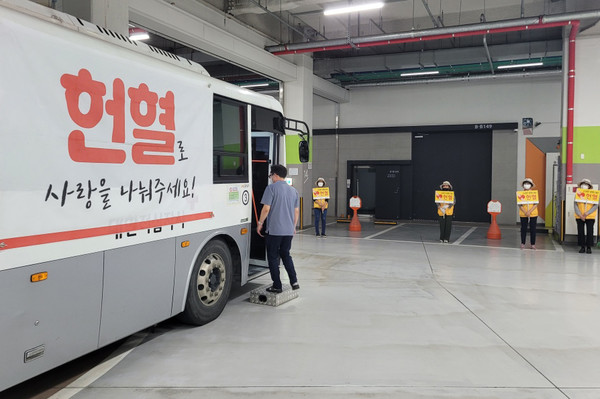 대한적십자사 경기도지사 고양 삼송봉사회원들이 사랑의 헌혈 행사와 캠페인을 진행하고 있다.