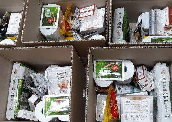 성사2동에 지역 사업장 5곳에서 다양한 생필품을 특별 후원했다. 덕분에 어느때보다 풍성하고 정이 가득한 물품을 지역 독거어르신들에게 전달할 수 있었다.