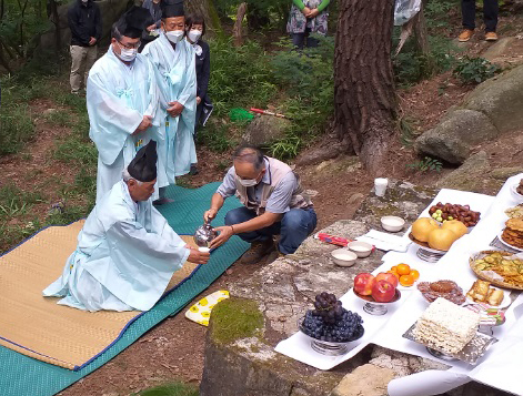 북한산 사기막골에서 정성스럽세 산신제를 지내는 마을 주민들