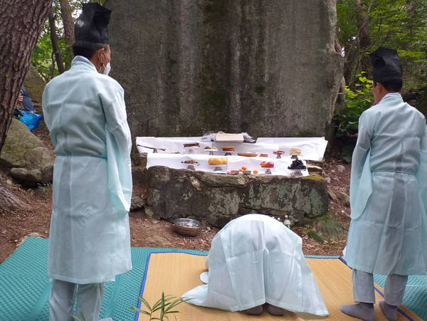 산신제를 지내고 있는 효자동 직능단체 관계자들과 주민들.