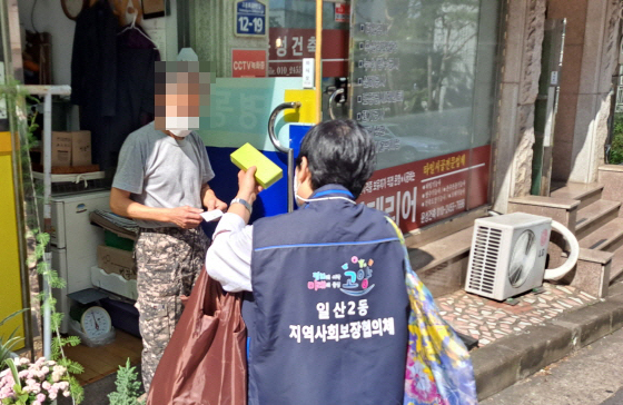 일산2동 지역사회보장협의체 위원들이 캠페인을 펼치고 있다.