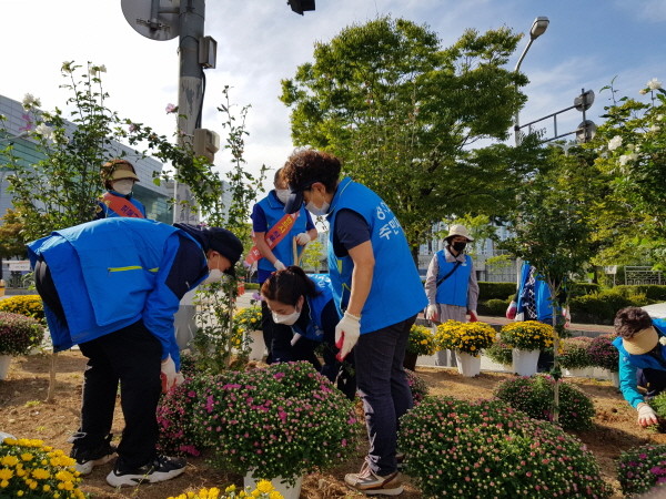 꽃을 심고 있는 성사2동 직능단체 관계자들.