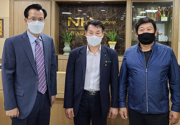 강병의 송산동장, 임용식 송포농협 조합장, 조동호 송산동주민자치위원장이 동 가좌문화센터 임대료 인하에 합의하며 자리에 같이했다. 