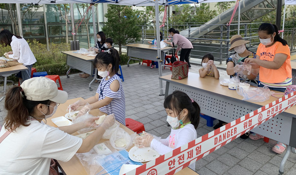 가족놀이터에 참여한 가족들이 즐겁게 만들기를 하고 있다.