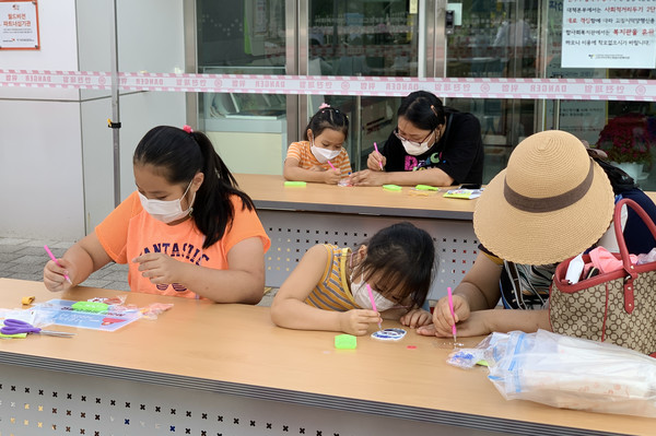 만들기에 집중하는 가족들