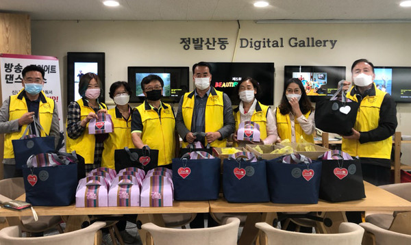 정발산동 지역사회보장협의체 위원들과 최성연 동장이 푸드뱅크사업에 자리했다.