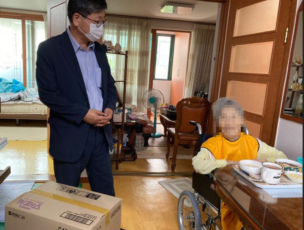 관산동지역사회보장협의체가 10월부터 3개월간 노인 기저귀 사업을 펼친다.