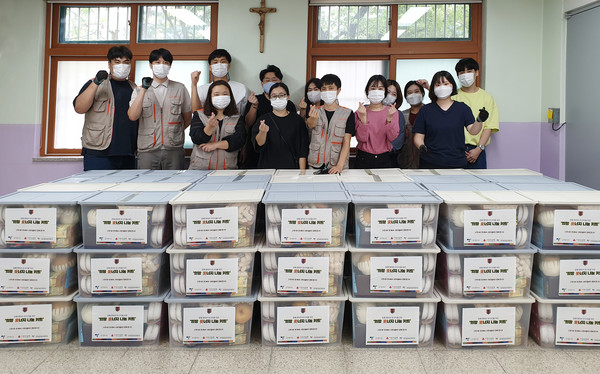 일산종합사회복지관 직원들은 독거노인과 취약계층에게 넉넉한 한가위 명절이 될 수 있도록 배달도 했다.
